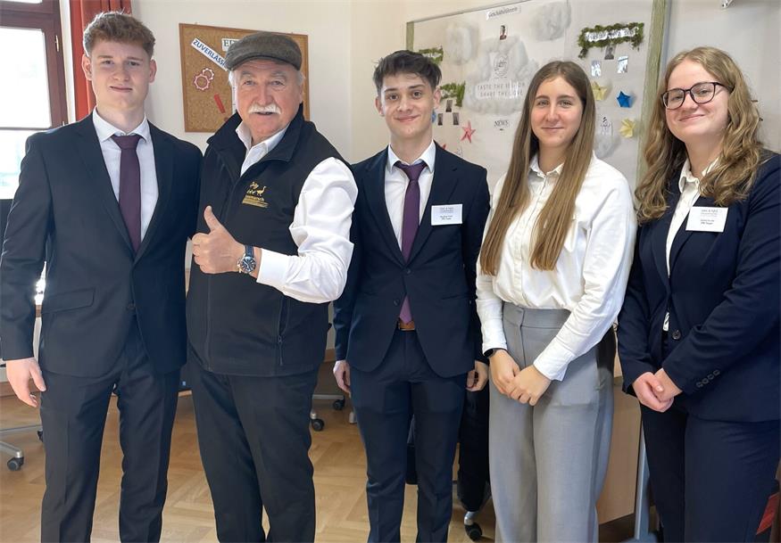Winzer-Urgestein Willi Opitz gibt der jungen Generation Tipps und Tricks weiter.