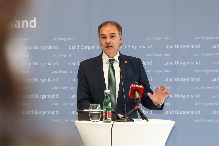 „Wir lassen niemanden im Regen stehen“, sagt Landesrat Schneemann. Jede und jeder Betroffene soll einen passenden Pflegeplatz erhalten.