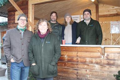 Wirtschaftsführer Christoph Lainer-Findeis und Organisatorin Klaudia Klemen am Stand der Privatstiftung, wo Daniel Unger, Sonja Fuchs und Peter Stranimaier Glühwein, Punsch und Kaffee ausschenkten.