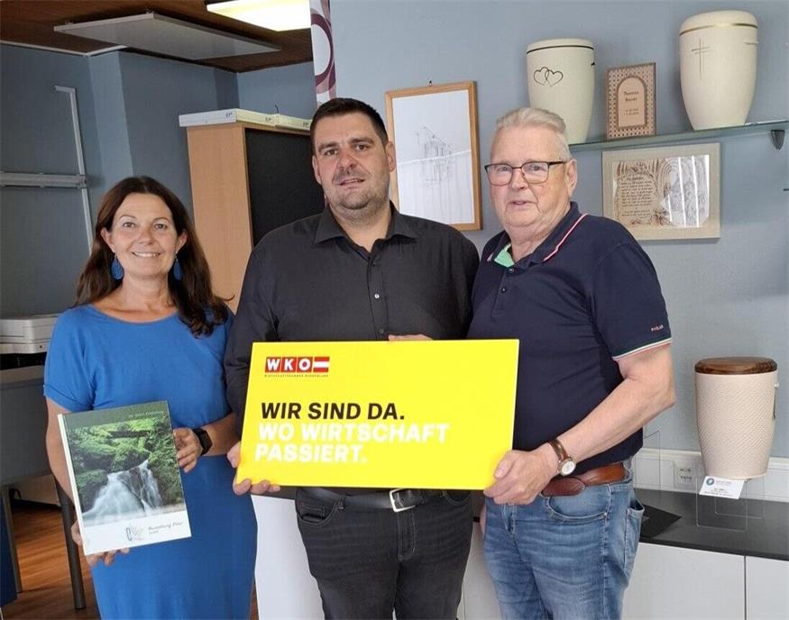 Wirtschaftskammer-Regionalstellenobfra Melanie Eckhardt im Bestattungsunternehmen von Michael Grafl und Werner Piller in Mattersburg.