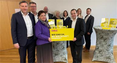Wirtschaftskammerdirektor Harald Schermann, Regionalstellenobmann Roman Eder, Bezirksvorsitzende Frau in der Wirtschaft Herta Walits-Guttmann und Wirtschaftskammerpräsident Andreas Wirth (vorne v. l.); die WK-Experten Franz-Stephan Ivancsics, Judith Wagner, Natascha Kummer, Carola Fuchs und Thomas Ehrenreiter (hinten v. l.).