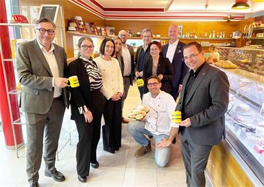 Wirtschaftskammerdirektor Harald Schermann, die WK-Experten Christina Palkovich, Natascha Kummer, Carola Fuchs und Franz-Stephan Ivancsics sowie Regionalstellenleiter Christoph Winkler, Regionalstellenobfrau Tanja Stöckl, WK-Vizepräsident Martin Horvath, Christian Kaplan (kniend) und Wirtschaftskammerpräsident Andreas Wirth (v. l.). 