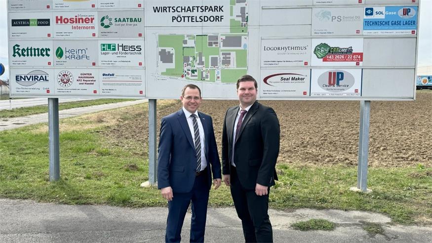 Wirtschaftskammerpräsident Andreas Wirth mit Bürgermeister Christian Kurz zu Besuch im Wirtschaftspark in Pöttelsdorf.
