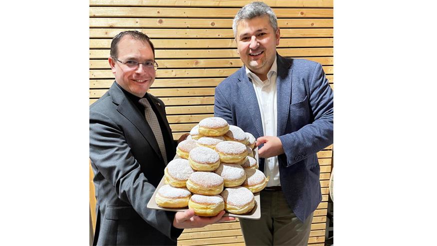 Wirtschaftskammerpräsident Andreas Wirth und Landesinnungsmeister Michael Goldenitsch mit den süßen Köstlichkeiten. 