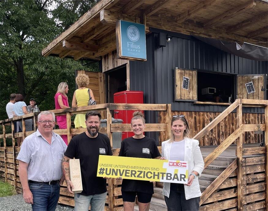 Wirtschaftskammerregionalstellenleiter Freddy Fellinger und Mitarbeiterin Ines Kerstinger konnten sich persönlich von der Geschmacksvielfalt der „Hittn“ von Markus Krenn und Partnerin Marina überzeugen.