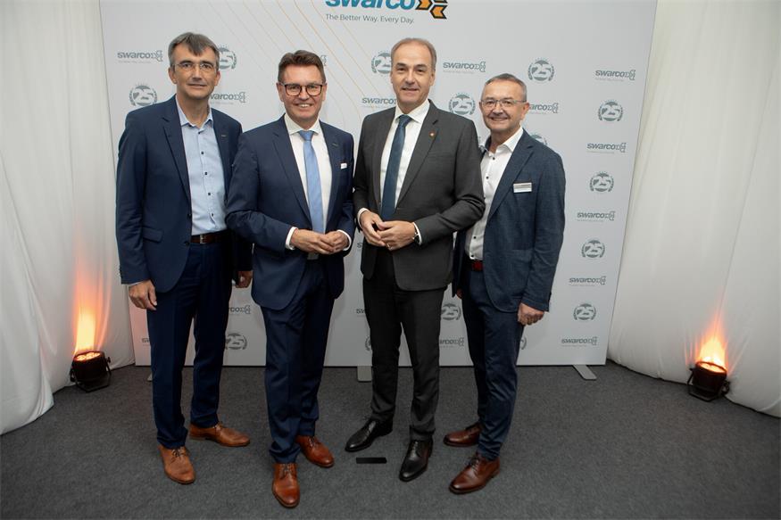Wirtschaftslandesrat Leonhard Schneemann (2.v.r.) mit SWARCO FUTURIT Managing Director Artur Pesendorfer (l.), Neutals Bürgermeister Erich Trummer und SWARCO FUTURIT Head of Operations Artur Schuh (v.l.) beim 25-jährigen Jubiläum von SWARCO FUTURIT in Neutal.