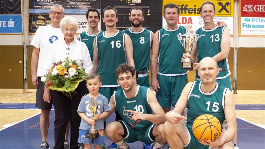 Witwe Marlies Karall mit Familie Karall und Verwandten - die nicht nur Veranstalter waren, sonern auch Turniersieger wurden.