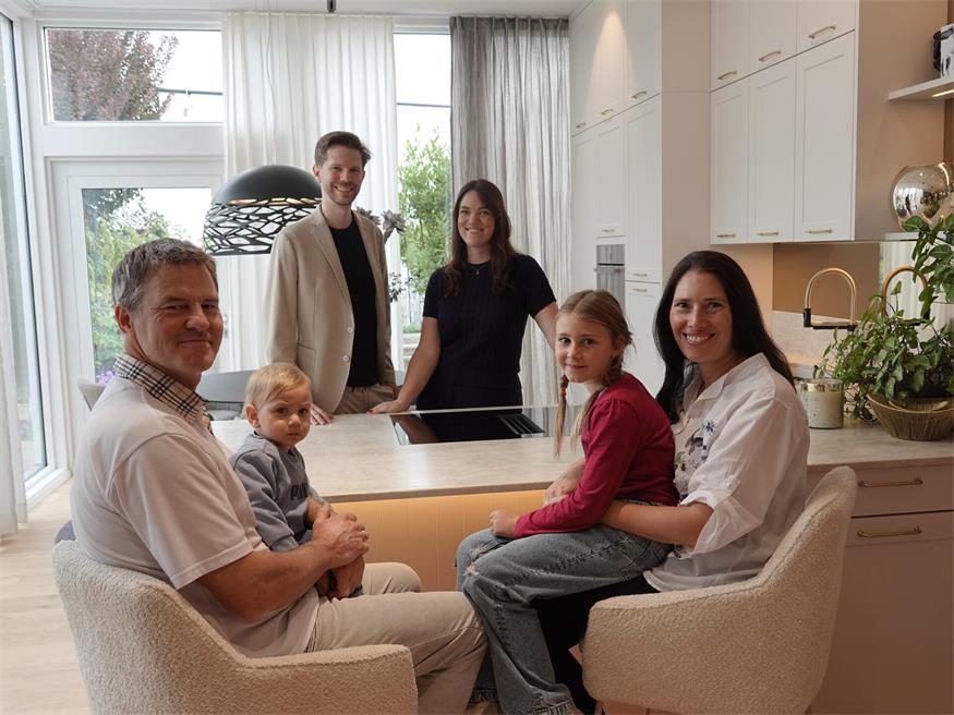 Wohnideen hautnah: Geschäftsführer Daniel Nowak und Gattin Julia im Austausch mit Familie Schlaffer in den modernen Ausstellungsräumen des Designstudios.