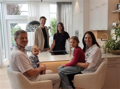 Wohnideen hautnah: Geschäftsführer Daniel Nowak und Gattin Julia im Austausch mit Familie Schlaffer in den modernen Ausstellungsräumen des Designstudios.