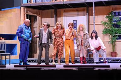 Wolfgang Böck, Jens Claßen, Sophia Prusa, Alexandra-Maria Timmel, Marie Cecile Nest und Jo Bertl auf der Bühne. 