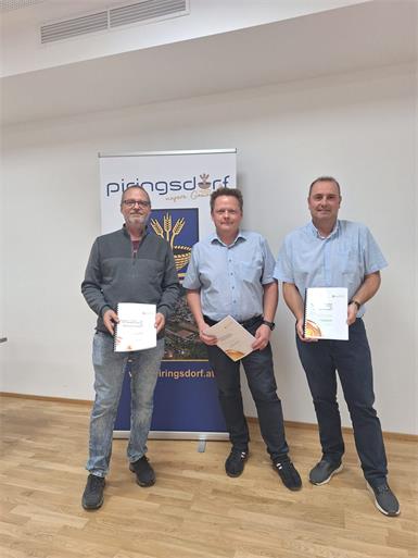 Wolfgang Karlovits von der Energieberatung (M.) stellte dem Gemeinderat rund um Bürgermeister Thomas Hauser (r.) und Vizebürgermeister Matthias Brunner den Kommunalen Energieplan vor.