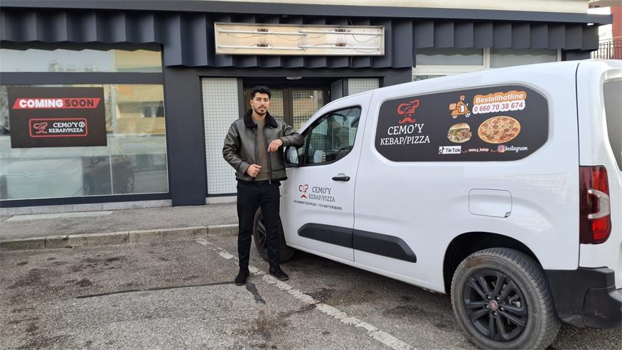 Yasin Cemoy vor dem Lokal am Brunnenplatz.