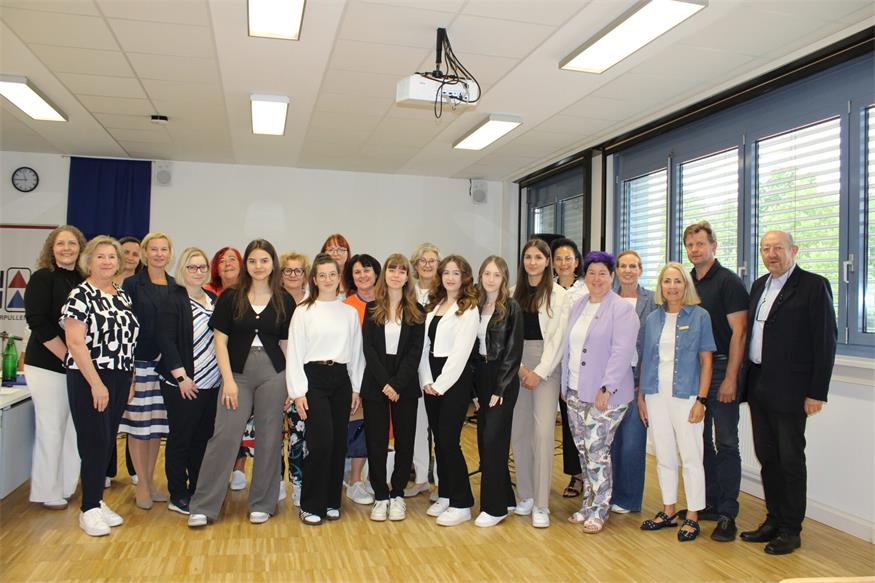 Yvonne Seidl, Edvina Krasniqi, Jana Erhardt, Hannah Gmeiner, Panna Mike und Holly Huszai nahmen am Wettbewerb des Soroptimistclubs teil. Unter den Zuhörerinnen und Zuhörern waren neben der Jury die Damen des Soroptimistclubs rund um Präsidentin Beate Fraunschiedl und Organisatorin Eva Gmeiner, Vertreter der Schule rund um Direktorin Sonja Hasler sowie Bürgermeister Johann Heisz und Vize Christina Köppel. 