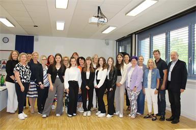 Yvonne Seidl, Edvina Krasniqi, Jana Erhardt, Hannah Gmeiner, Panna Mike und Holly Huszai nahmen am Wettbewerb des Soroptimistclubs teil. Unter den Zuhörerinnen und Zuhörern waren neben der Jury die Damen des Soroptimistclubs rund um Präsidentin Beate Fraunschiedl und Organisatorin Eva Gmeiner, Vertreter der Schule rund um Direktorin Sonja Hasler sowie Bürgermeister Johann Heisz und Vize Christina Köppel. 