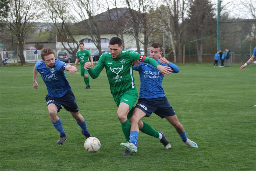 Z-S-P-Kapitän Markus Haider (m.) und sein Team hatten gegen Oberpetersdorf / Schwarzenbach ein hartes Stück Arbeit vor sich - am Ende setzte sich der Hausherr mit 1:0 durch. 