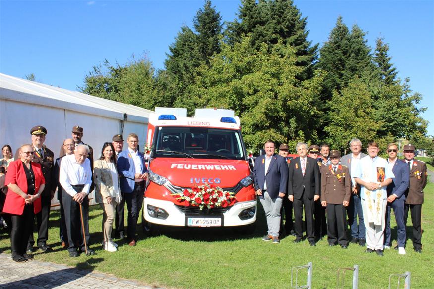 Zahlreiche Ehrengäste feierten gemeinsam mit den 35 Feuerwehrmitgliedern aus Liebing rund um Kommandant Wolfgang Korner die Segnung des neuen Fahrzeugs durch Pfarrer Johann Ghinari.