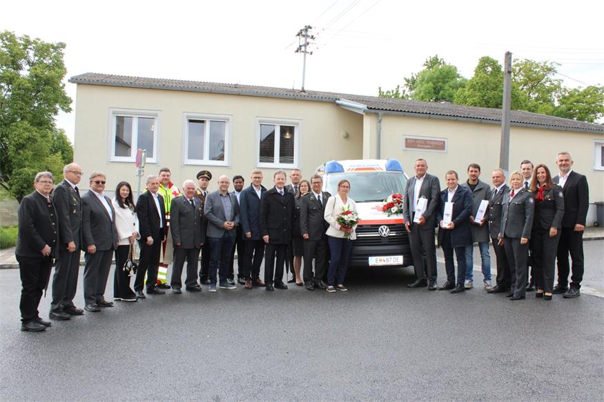 Zahlreiche Fest- und Ehrengäste wohnten der Segnung des neuen Sanitätseinsatzwagens bei.