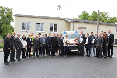 Zahlreiche Fest- und Ehrengäste wohnten der Segnung des neuen Sanitätseinsatzwagens bei.