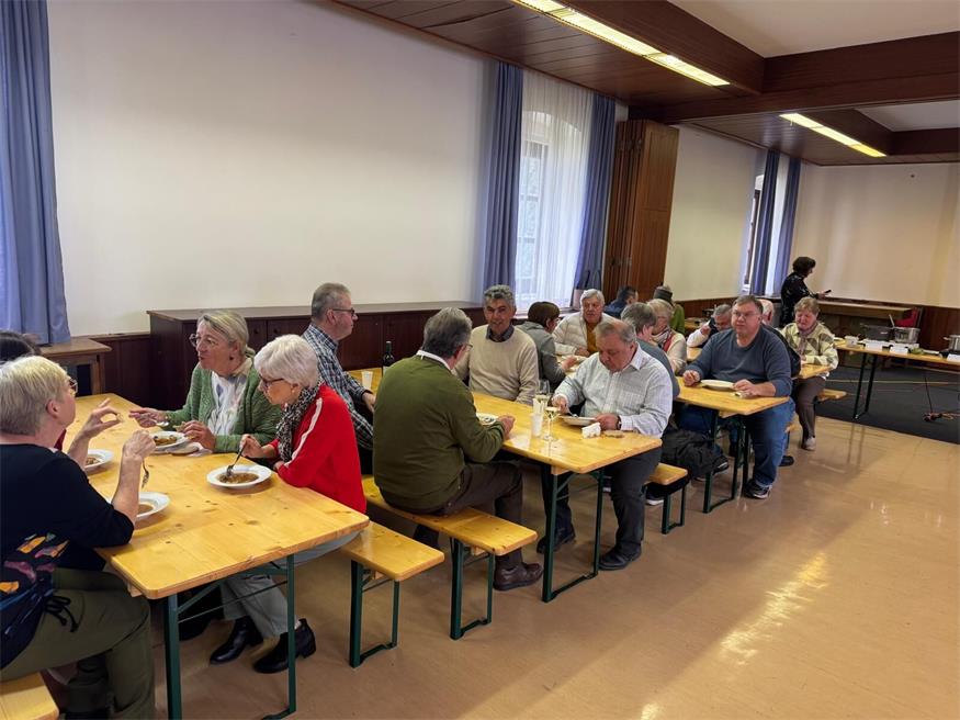 Zahlreiche Gäste ließen sich das Fastensuppenessen nach der Heiligen Messe nicht entgehen.