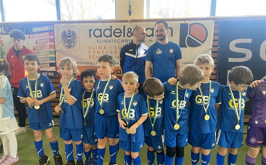 Zahlreiche Kids aus dem Bezirk matchten sich in der Halle in Wiesen zwischen den Banden. Am Bild: die U8 aus Pöttsching.