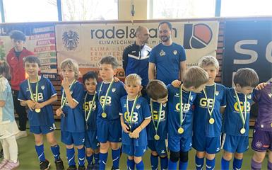 Zahlreiche Kids aus dem Bezirk matchten sich in der Halle in Wiesen zwischen den Banden. Am Bild: die U8 aus Pöttsching.