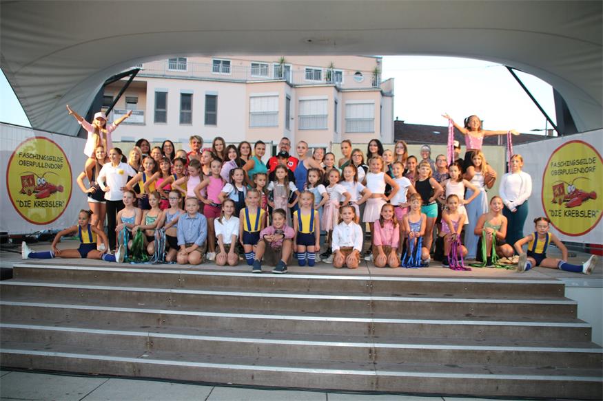 Zahlreiche Kinder und einige Erwachsene standen beim Sommerkabarett auf der Bühne. Durchs Programm führte Nadine Rom. Im Anschluss gehörte die Bühne der Musikgruppe „Blechherzen“.
