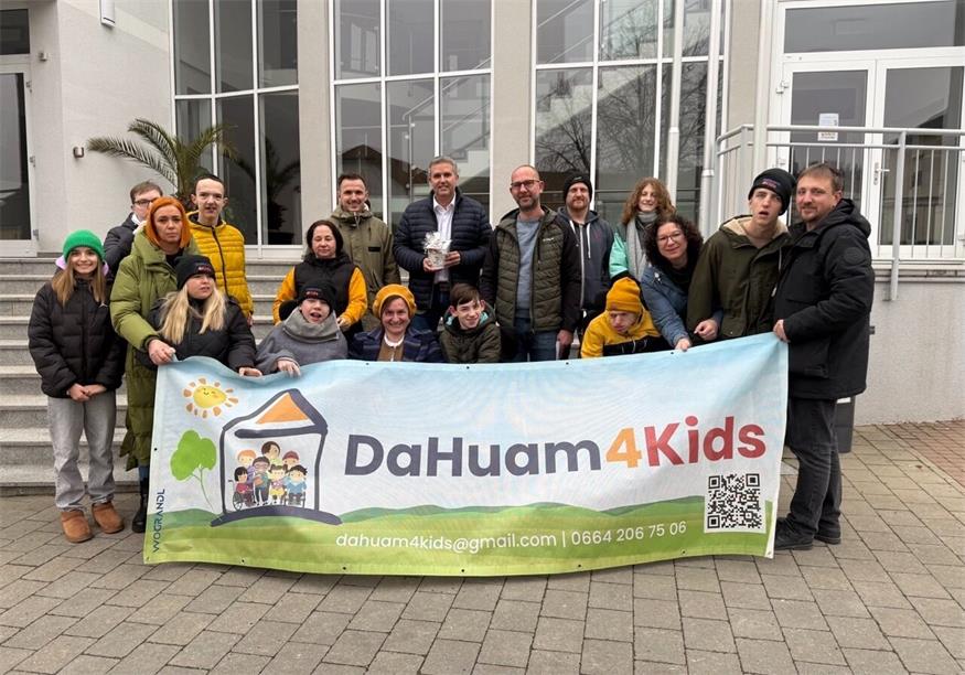 Zahlreiche Vertreterinnen und Vertreter von Dahuam4Kids nahmen die Spende entgegen und bedankten sich herzlich für die wertvolle Unterstützung.