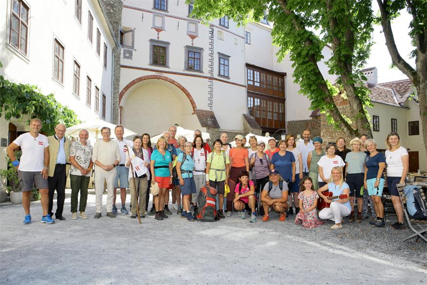 Zahlreiche Wanderbegeisterte machten sich vergangenen Samstag auf dem Weg von Stadtschlaining nach Bernstein. 