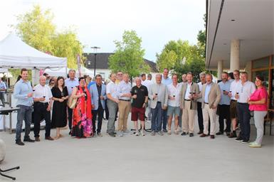Zahlreiche Weinliebhaberinnen und Weinliebhaber genossen die Raidinger Weinkost am Franz Liszt-Platz.