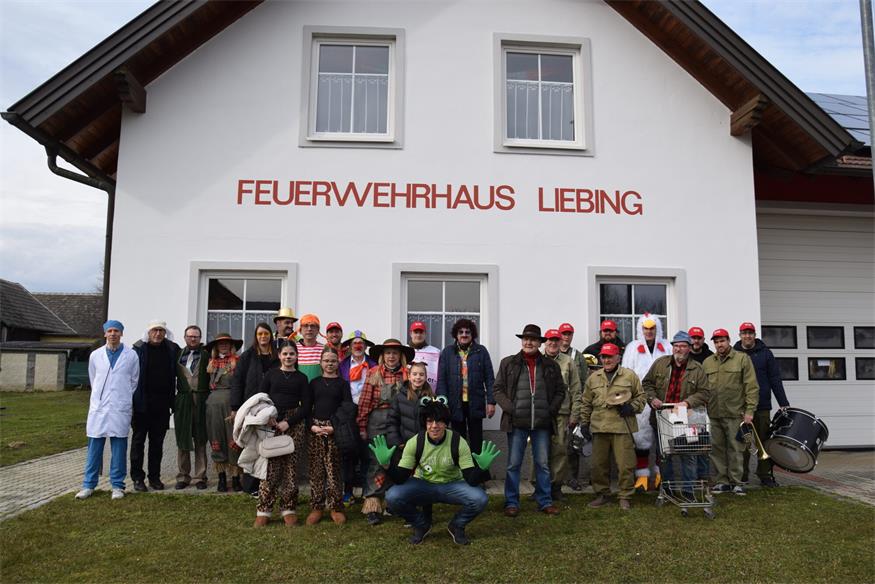 Zahlreiche maskierte Menschen jeden Alters schlossen sich dem gemeinsamen Umzug durch Liebing an und hatten dabei jede Menge Spaß. 