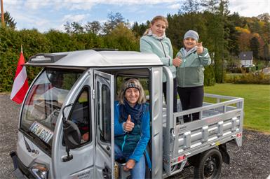 Zeigten sich von den Tuk Tuks in Heiligenkreuz sichtlich begeistert. Gisi Fandl mit Annalena und Marie-Sophie Kuntner. 