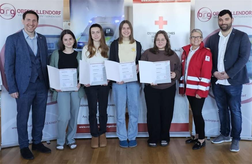 Zertifikatsverleihung. Direktor Markus Neuhold, Rot Kreuz-Vizepräsidentin Angela Pekovics und Fit4Future-Zweigleiter Benjamin Skolik übergaben die Zertifikate an Paulina Reumann, Mia Tritremmel, Clara Buchinger und Nina Böhm.