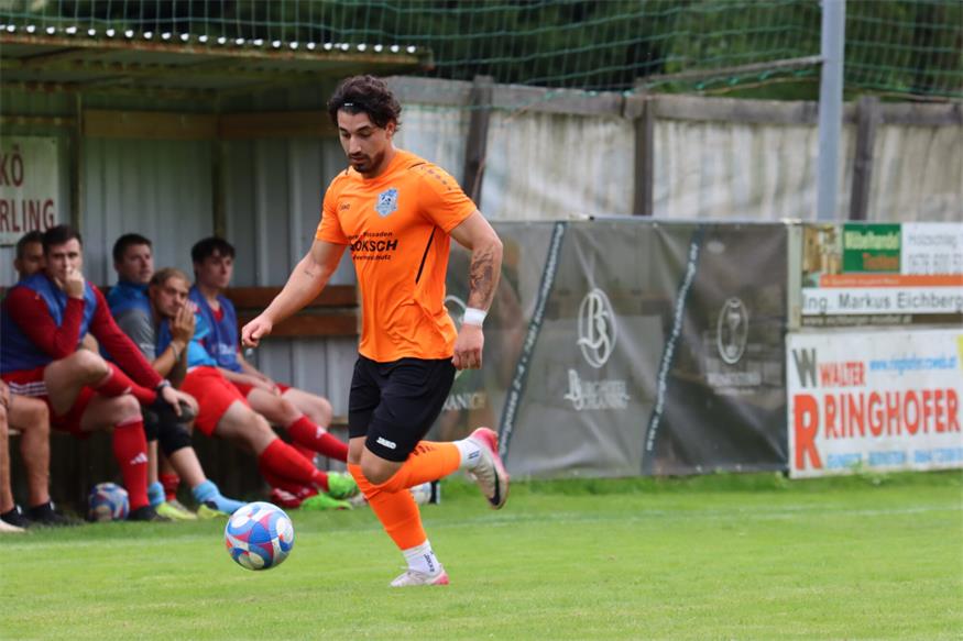 Zeyran Ergül (am Ball, gegen Goberling) traf für Oberschützen zum 2:2 gegen Jabing. 