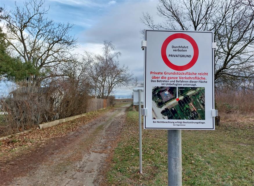 Zirka drei Meter lang ist das Stück des Güterweges, das jetzt nicht mehr als öffentlicher Weg benützt werden darf.