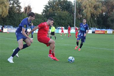 Zoltan Ferdinand Ferencz (in Rot) avancierte beim 3:2-Erfolg mit einem Hattrick zum Matchwinner. 