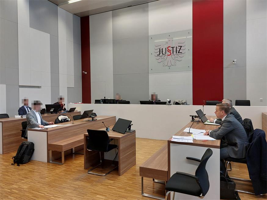 Zu Prozessbeginn war nur ein Angeklagter anwesend. Auch dieser durfte wegen seines jugendlichen Alters nicht fotografiert werden.