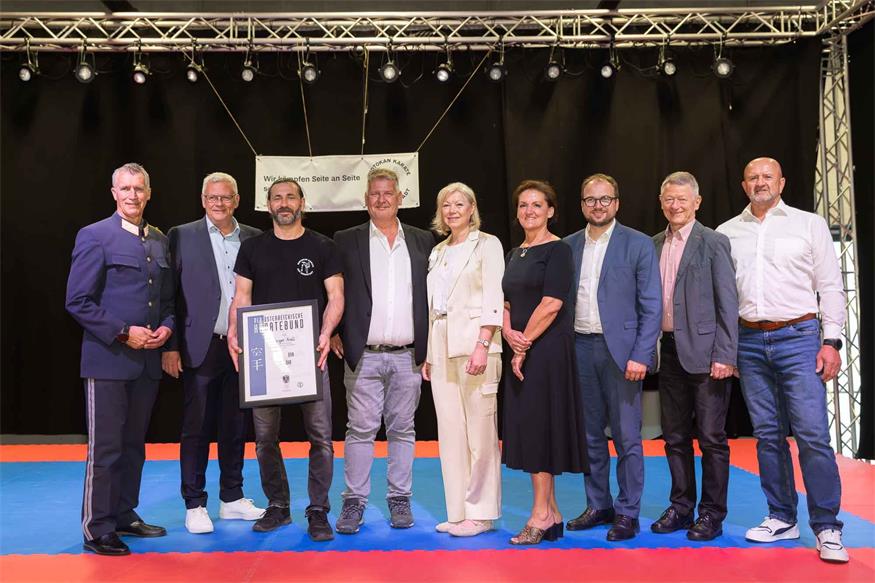 Zu den Ehrengästen zählten Eisenstadts Bürgermeister Thomas Steiner sowie Landespolizeidirektor Martin Huber (2. und 2. v.l.). In ihren Ansprachen wurde die Entwicklung des Vereins ebenso gewürdigt wie dessen Bedeutung für den Sport in der Landeshauptstadt. Im Bild mit Karate-Sektionsleiter Jürgen Krell, Obmann Stefan Jenny, Magistratsdirektorin Gerda Török, ÖBV-Landesdirektorin Isabella Kochmann, Vizebürgermeister und ehemaliger PSV-Spitzenkarateka Istvan Deli, Ehrenobmann Herbert Tschürtz und Kassier Norbert Gartner (v.l.).