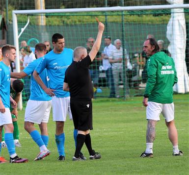 Zuberbach-Trainer Csaba Szombati sah nach Spielende von Referee Molnar die Ampelkarte! Die Partie gegen Schlaining endete 1:1.