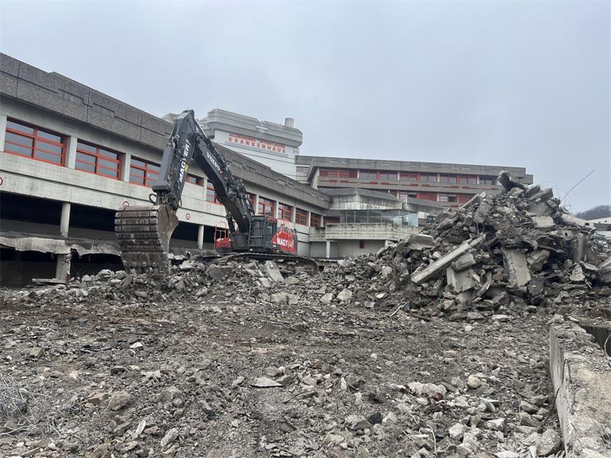 Zuerst wurden das Parkdeck und der Zugangsbereich abgetragen, erst danach folgt das Gebäude. 