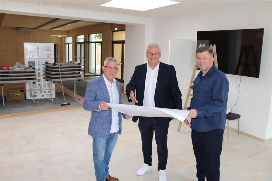 Zufrieden mit der Umsetzung des Bauplans im fast fertigen Georgizentrum. Stadtbezirksvorsteher Hermann Nährer, Eisenstadts Bürgermeister Thomas Steiner und Baudirektor Werner Fleischhacker (v.l.).