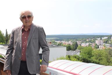 Zuhause ist es am schönsten, heißt es. Der frühere Bürgermeister Ernst Kulman genießt von seiner Terrasse einen herrlichen Blick über Oberpullendorf. Gästen würde er raten, sich das Schloss Rohonczy und die Pfarrkirche anzusehen, aber etwa auch den alten Friedhof mit den Grabsteinen mit ungarischen Inschriften, aus denen hervorgeht, dass Oberpullendorf ehemals eine rein ungarische Gemeinde gewesen ist.