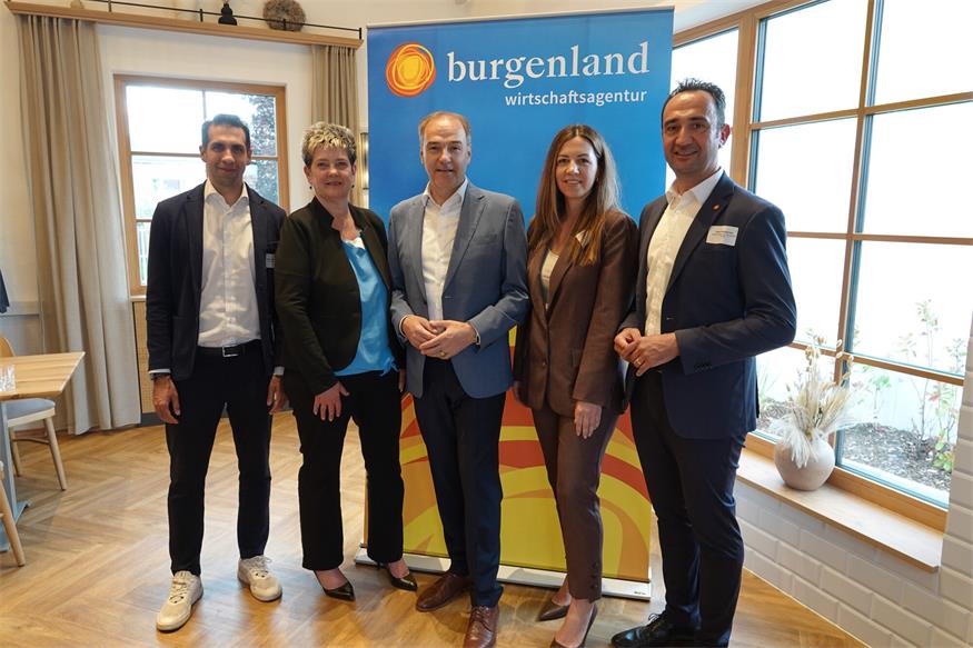 Zukunftsthemen im Blick. Beim regionalen Treffen der Wirtschaftsagentur Burgenland standen Digitalisierung und Nachhaltigkeit im Fokus. Im Bild: Vorstandsvorsitzender der Burgenland Energie Stephan Sharma, Wirtschaftsagentur-Abteilungsleiterin Sigrid Hajek, Wirtschaftslandesrat Leonhard Schneemann, Wirtschaftsagentur-Abteilungsleiterin Katrin Blahna-Buranich und Wirtschaftsagentur-Geschäftsführer Klaus Stinakovis beim gemeinsamen Austausch im Bezirk Oberpullendorf.