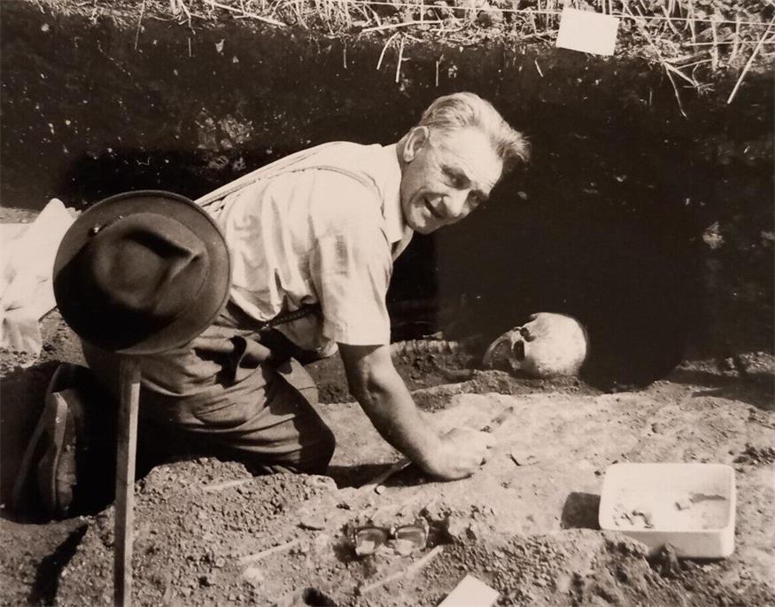 Zum 40. Todestag des Heimatforschers Josef Polatschek - im Bild bei der Freilegung eines Skelettes im Juni 1970 - macht der Verein EXORATA Archäologie in Form einer Tagung nach außen sichtbar.