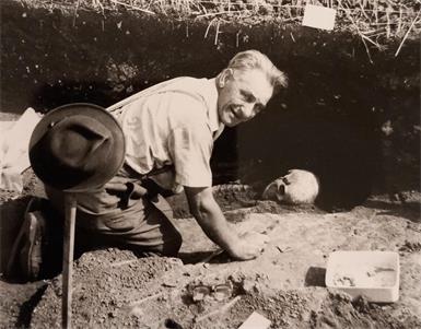 Zum 40. Todestag des Heimatforschers Josef Polatschek - im Bild bei der Freilegung eines Skelettes im Juni 1970 - macht der Verein EXORATA Archäologie in Form einer Tagung nach außen sichtbar.