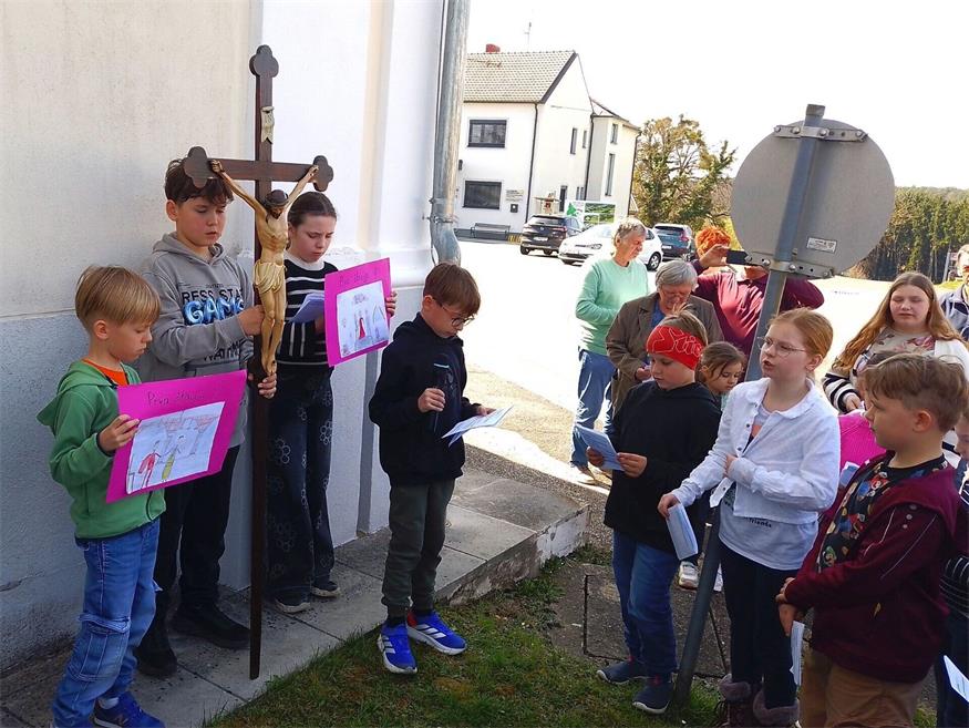 Zum Abschluss kehrten alle in die Kirche zurück, wo nochmals gemeinsam musiziert und gesungen wurde. 