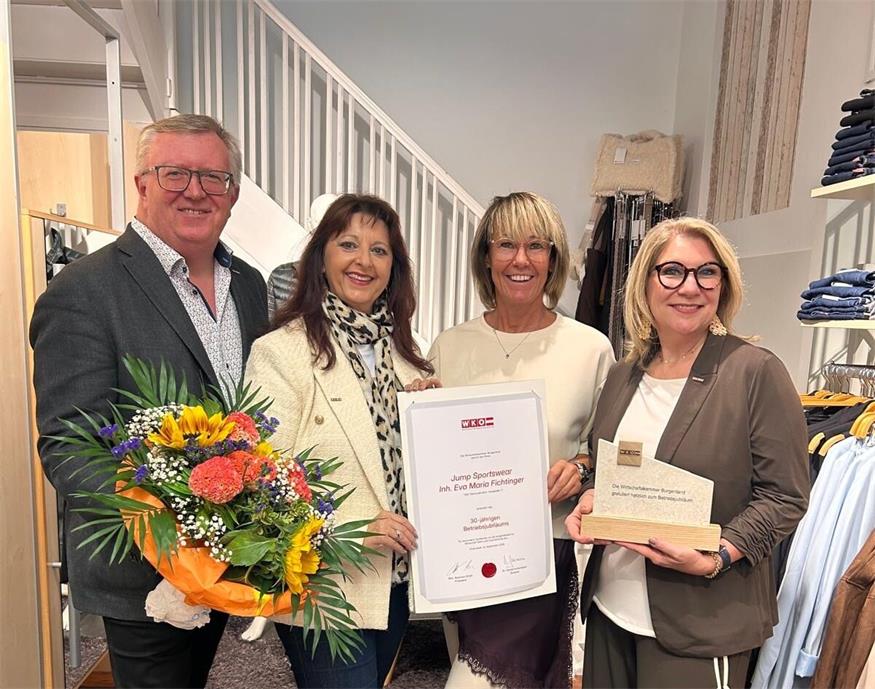 Zum Betriebsjubiläum gratulierten Eva Fichtinger (2.v.r.) Wirtschaftskammer-Regionalstellenleiter Freddy Fellinger, Wirtschaftskammer-Regionalstellenobfrau Martina Mohapp und die Gremialobfrau des Modehandels, Sigrid Landauer-Knotek.