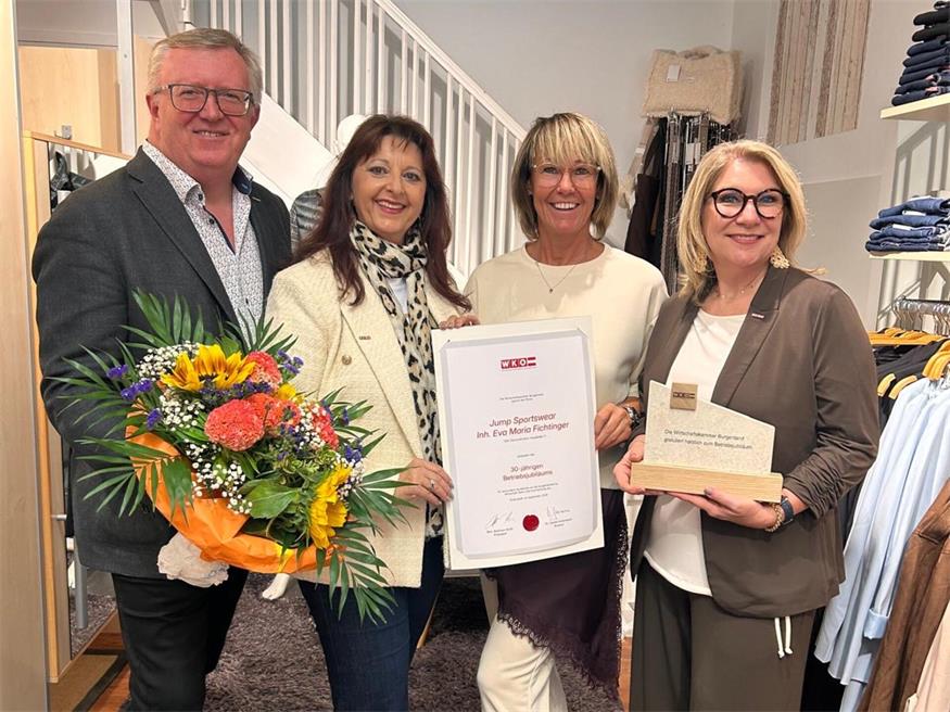 Zum Betriebsjubiläum gratulierten Eva Fichtinger (2.v.r.) Wirtschaftskammer-Regionalstellenleiter Freddy Fellinger, Wirtschaftskammer-Regionalstellenobfrau Martina Mohapp und die Gremialobfrau des Modehandels, Sigrid Landauer-Knotek.