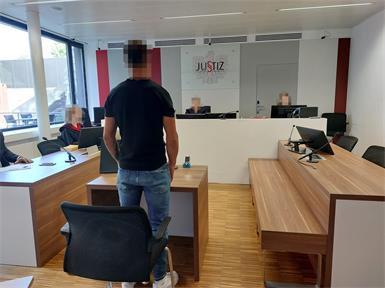 Zum zweiten Prozesstag erschien der Angeklagte ohne Anwalt.