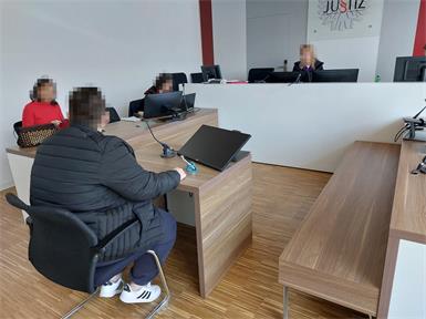 Zunächst befand sich nur eine der Ladendiebinnen im Gerichtssaal: Jene Frau, die vor Ort verhaftet worden war.