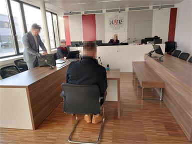 Zunächst konnte sich der Angeklagte an nichts erinnern, dann lenkte er ein und bekam eine Diversion.
